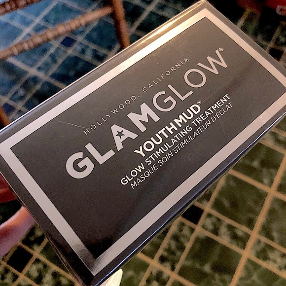 Glamglow YOUTHMUD® Glow Stimulating Treatment Mask - Picture 3 of 4